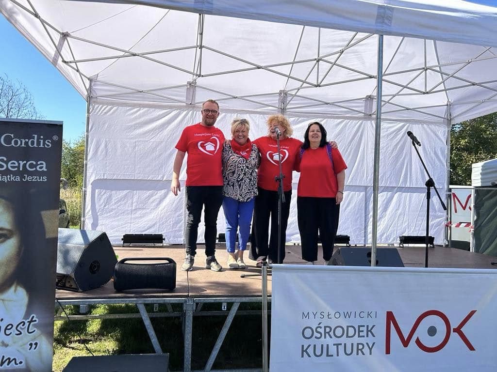 Pracownicy Hospicjum Cordis podczas wydarzenia plenerowego w Mysłowicach