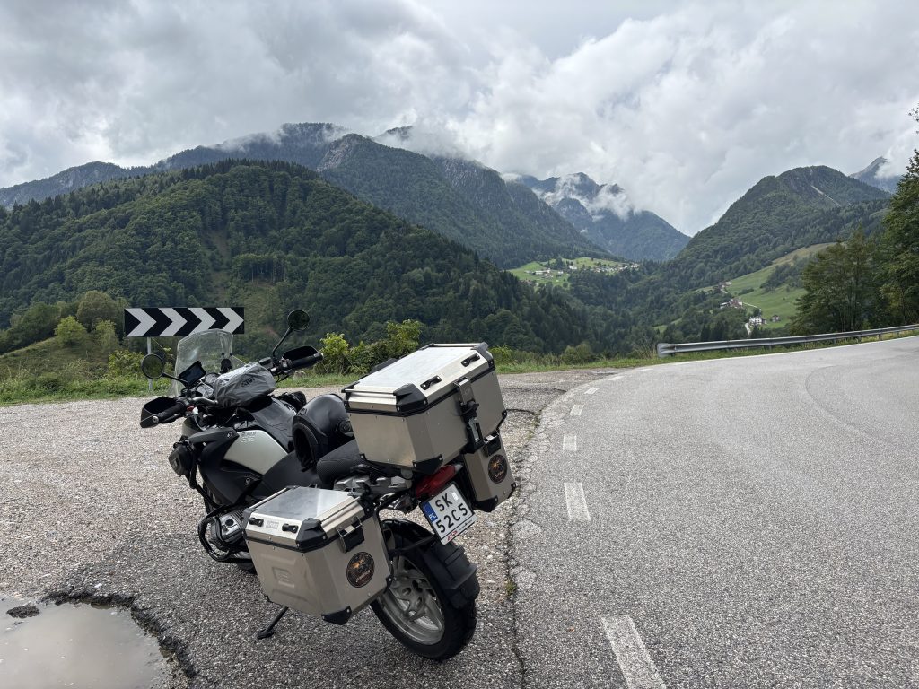 BMW GS na górskiej drodze podczas motocyklowej podróży